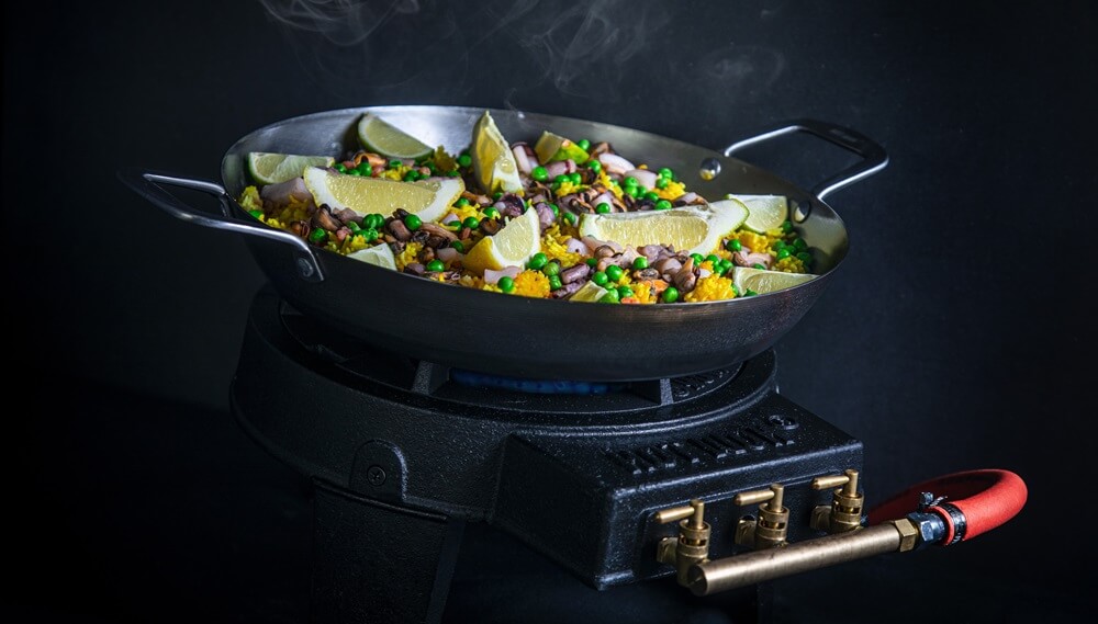 priprava-jedla-v-paella-panvici-hot-wok